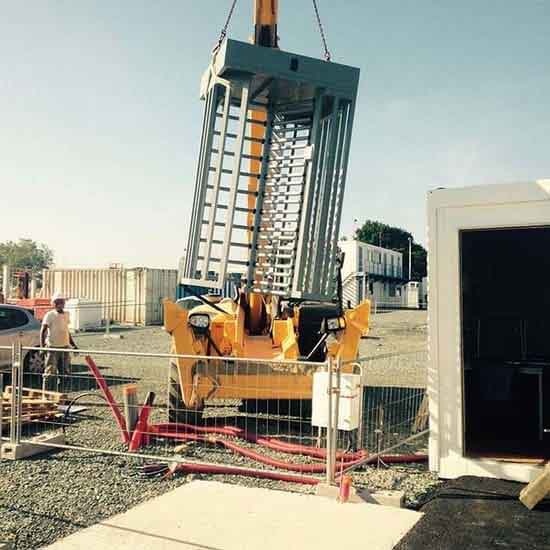 Grue levant le tourniquet chantier